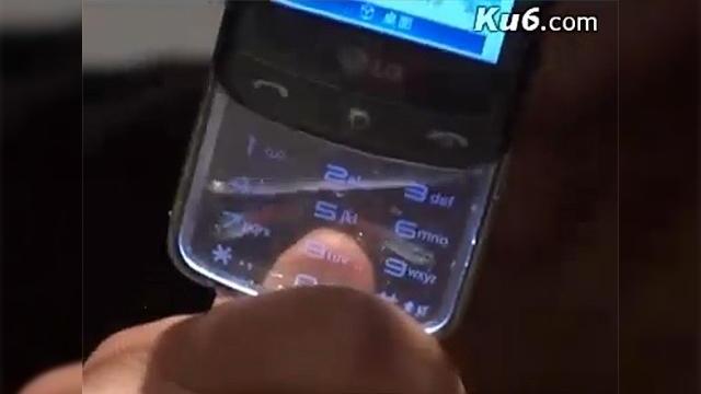 <b>LG GD900 Crystal, un telefon transparent cu... pestisor incorporat</b>Daca va multumeati pana acum sa aveti animale virtuale de companie sub forma de software pe telefonul mobil, iata ca un chinez a avut o idee mai buna: un animal real, in telefonul dumneavoastra. &nbsp; &nbsp; Cel putin acesta este cazul modelului LG GD900...