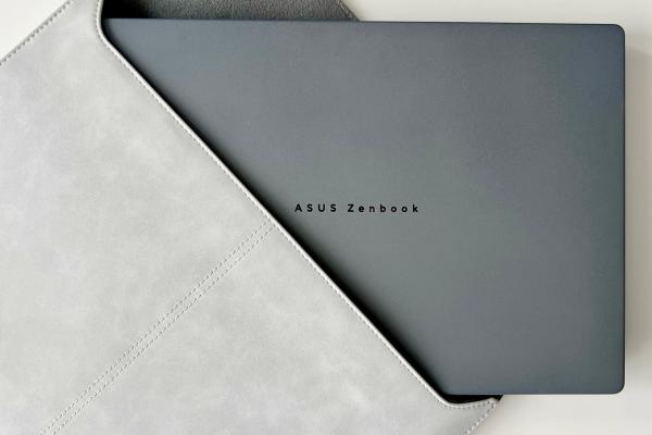ASUS ZenBook A14 (UX3407) Review: Laptop-ul de sub 1 kg cu autonomie de 2 zile de muncă, plin de AI, NPU și materiale premium