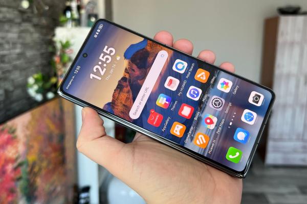 Huawei Mate X6 Unboxing: Huawei revine în joc, cu un pliabil ultrasubțire, cameră Chroma şi multitasking avansat