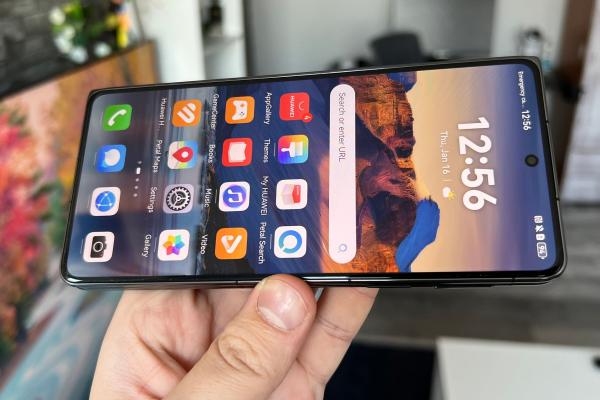 Huawei Mate X6: Design sofisticat, slim, dar durabil