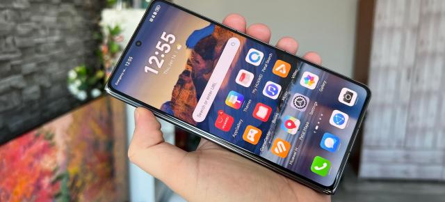 Huawei Mate X6 Unboxing: Huawei revine în joc, cu un pliabil ultrasubțire, cameră Chroma şi multitasking avansat