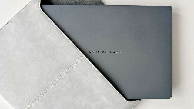 <b>ASUS ZenBook A14 (UX3407) Review: Laptop-ul de sub 1 kg cu autonomie de 2 zile de muncă, plin de AI, NPU și materiale premium</b>Pășim în anul 2025 cu dreptul atunci când vorbim despre laptop-uri, pentru că apar și pe plan local noutățile anterior anunțate în cadrul târgului de tehnologie CES 2025. Facem astfel cunoștiință cu ASUS ZenBook A14, un laptop 