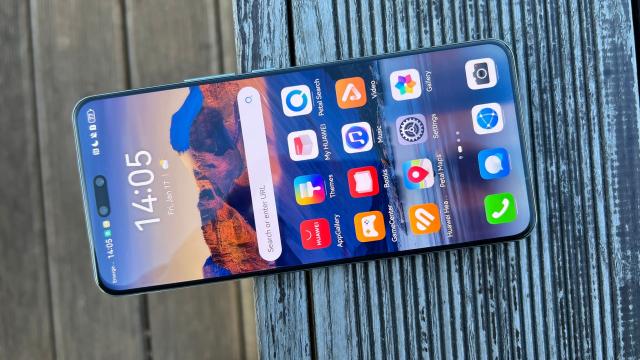 <b>HUAWEI nova 13 Pro: Display quad curbat imersiv şi grijuliu cu ochii şi somnul tău</b>Huawei nova 13 Pro păstrează diagonală şi tipul de panou al predecesorului său, un LTPO OLED de 6.76 inch. Afişează 1 miliard de culori, are suport HDR şi refresh rate ce urca până la 120 Hz. Rezoluţia este de 2776 x 1224 pixeli 