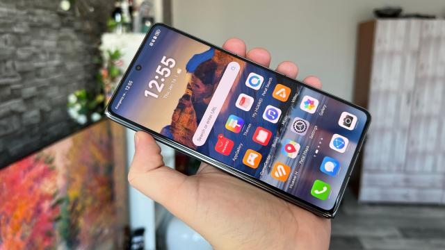 <b>Huawei Mate X6 Unboxing: Huawei revine în joc, cu un pliabil ultrasubțire, cameră Chroma şi multitasking avansat</b>După ce ne-a surprins plăcut cu telefonul triplu pliabil Mate XT Ultimate Design, Huawei revine la formatul "carte" de pliabil, după ce ne sărise cu generaţia Mate X5. E drept am pus mâna pe el la MWC 2024, dar nu s-a vândut la noi