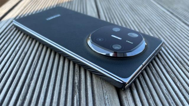 <b>HUAWEI Mate X6: Bateria surprinde la playback video, depășindu-l pe Galaxy Z Fold6 la minut</b>Diferența la capitolul baterie pentru HUAWEI Mate X6 față de un Mate X5 este modestă, de la 5110 mAh la 5060 mAh - cu avantajul tehnologiei Si/C folosită aici, la fel ca și la predecesor. Ultimul pliabil carte HUAWEI pe care noi l-am testat 