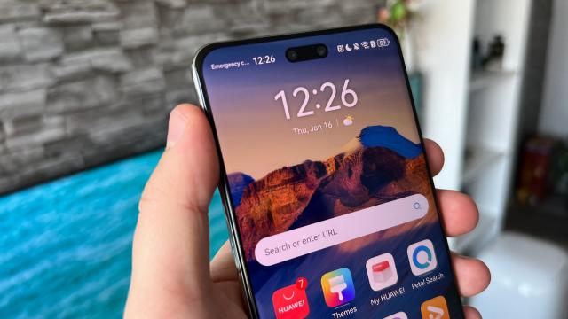 <b>Huawei nova 13 pro: OS, UI, aplicaţii cu extra personalizare, multitasking, microG la posturi</b>Telefonul rulează EMUI 14.2, bazat pe Android şi vine cu un AppGallery populat cu 220.000+ aplicaţii. Al treilea cel mai popular magazin de aplicaţii din lume. Odată ce instalezi din el o aplicaţie Google de orice fel, de la YouTube la Maps 