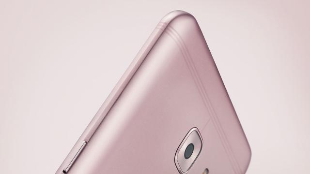 <b>Samsung Galaxy C9 Pro este primul smartphone al sud-coreenilor ce aduce 6 GB RAM; debutează în China!</b>Astăzi, compania sud-coreeană Samsung a anunțat lansarea phablet-ului Galaxy C9 Pro - primul smartphone din portofoliu ce aduce la pachet 6 GB memorie RAM. Primim și un display Full HD de 6 inch pe acest terminal, iar procesorul ales este o unitate 