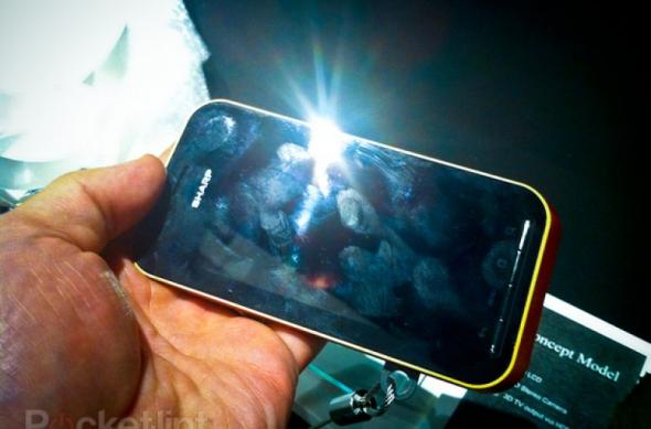 IFA 2010: Sharp prezinta un cameraphone capabil de captura 3D: sharp_3d_shooting_phone_camera_1.jpg