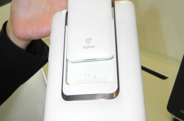 ASUS PadFone Mini (Intel) hands on preview: Padfone-ul pentru publicul de masă, noul Zen UI cucerește (Retro MWC 2014 - Video): dscn5089jpg.jpg