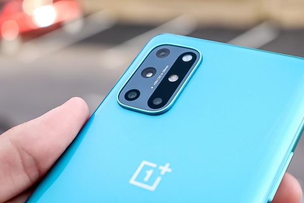 OnePlus 8T Unboxing: flagship-ul de toamnă cu încărcare la 65W, Always On Display este aici (MEGA cutia roşie Media Kit)