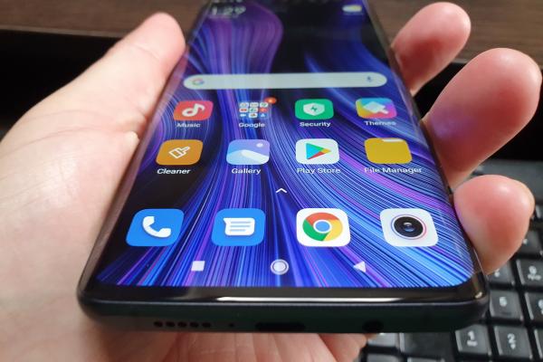Xiaomi Mi Note 10 Lite: Bateria vinde de una singură telefonul