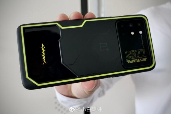 OnePlus 8T Cyberpunk 2077 Edition este acum oficial; Vine cu un modul foto uriaș, husă personalizată și un design futurist