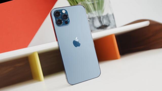 <b>Noile telefoane iPhone 12 au baterii mai mici decât iPhone 11; Apple dezvăluie capacitatea bateriilor</b>După multe speculaţii, contradicţii şi scăpări, iată că Apple a decis să pună capăt informaţiilor false şi să dezvăluie capacitatea bateriilor de pe noile iPhone-uri. La o săptămână de la prezentarea lui 