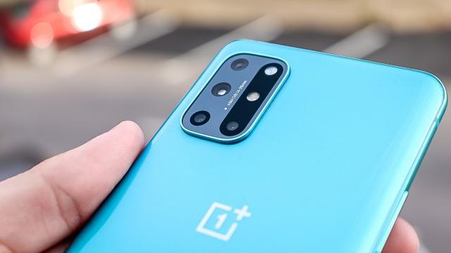 <b>OnePlus 8T Unboxing: flagship-ul de toamnă cu încărcare la 65W, Always On Display este aici (MEGA cutia roşie Media Kit)</b>La câteva zile după prezentarea oficială a lui OnePlus 8T am şi primit telefonul la test. Nu oricum, ci în varianta Media/Press Kit, care presupune o cutie uriaşă roşie, cu alte cutii şi accesorii interesante înăuntru