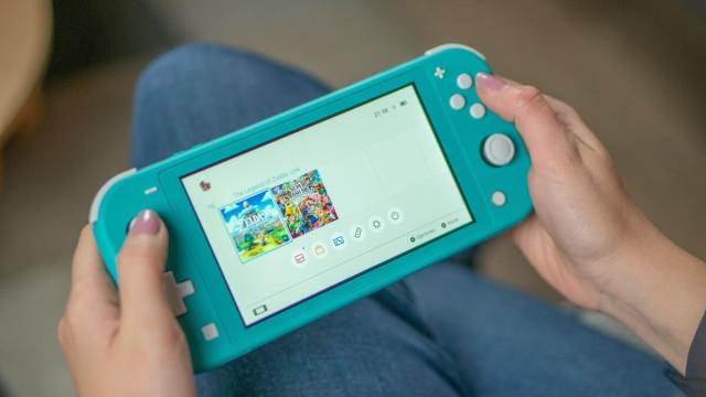 <b>REDUCERI REALE Altex: azi avem tabletă cu 4G la 500 lei și Nintendo Switch Lite la 999 lei</b>Și astăzi găsim REDUCERI REALE pe Altex.ro, o zi în care la loc de cinste se află o consolă de gaming portabilă Nintendo Switch Lite și o tabletă de 8 inch cu LTE numai bună pentru cei care au nevoie de portabiltate 
