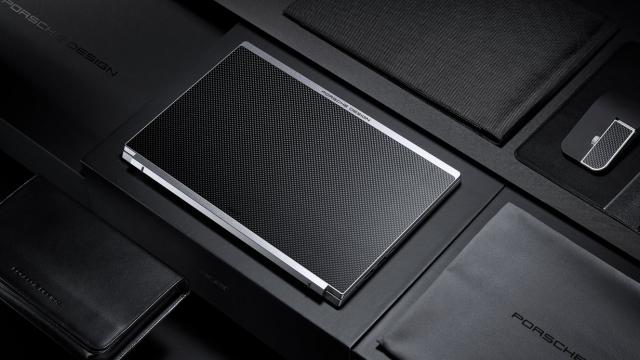 <b>Porsche Design Acer Book RS este un notebook extravagant realizat din materiale premium și cu preț de 1800 euro</b>Evenimentul ACER de ieri ne-a adus o mulțime de produse, inclusiv multe laptop-uri din seriile Swift, Spin și Aspire - modele despre care v-am vorbit în detaliu chiar aici. Astăzi ne ocupăm și de celelalte lansări