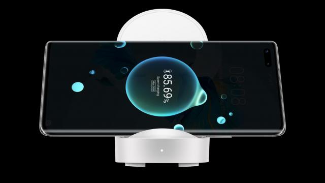 <b>Huawei lansează două încărcătoare wireless de 50W (pentru acasă și mașină) și un alimentator auto de 66W pe fir</b>Pe lângă huse cu bliț LED, un stylus și bateria externă cu alimentare la 66W, cei de la Huawei au prezentat ieri și alte accesorii destinate modelului flagship Mate 40 Pro. Vorbim în cazul de față despre un încărcător wireless 