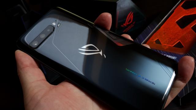 <b>ASUS ROG Phone 3: Conectivitate cu 4 antene, viteze ridicate</b>ASUS nu a neglijat conectivitatea, vitală dacă te joci din mers, în tramvai, tren autobuz sau la competiţii esports. Astfel, avem un setup mulţi antena WiFi şi un sistem quad mic cu anulare a zgomotului. Primim şi un port USB-C în zona de jos, dar şi încă