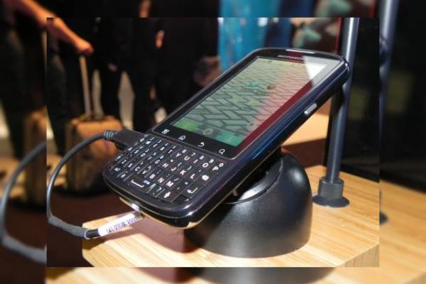 MWC 2011: Motorola Pro, surprins În acțiune În Barcelona; telefonul business la superlativ (Video)