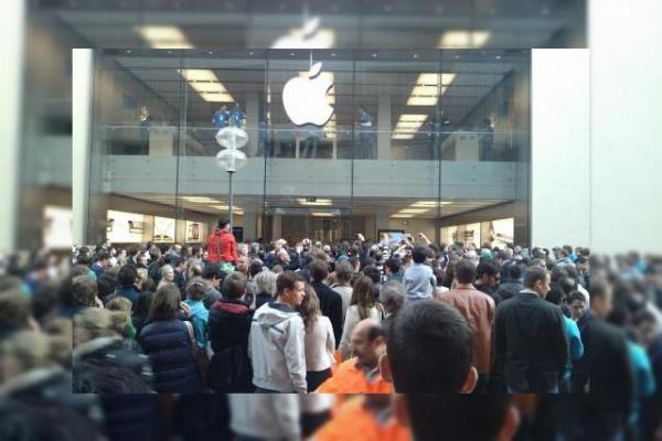 iPad 2 se lansează În Germania, În urale! Avem imagini unice de la fața locului! (Video)