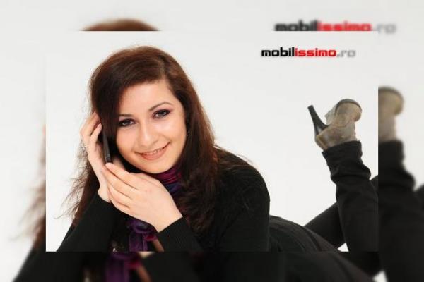 Fii modelul Mobilissimo MobiGirl! Ce au În comun fetele drăguțe și smartphone-urile...