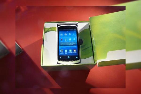 Unboxing Xperia Play - am scos telefonul din cutie și gamerul din noi (Video)