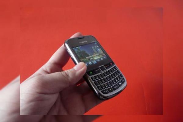 Review Allview Q1 GET - telefon QWERTY dual SIM 3G la preț rezonabil (Video)