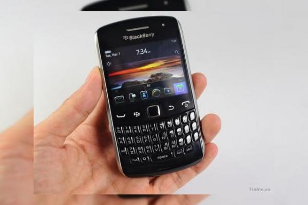 BlackBerry Curve 9370 (Apollo) Într-o ședință foto detaliată (Video)
