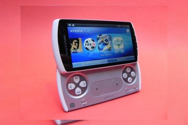 Review Sony Ericsson Xperia Play - telefonul PlayStation, accesoriu de nelipsit pentru gameri (Video)