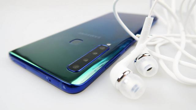 <b>Samsung Galaxy A9 (2018) Review</b>Samsung Galaxy A9 (2018) a deschis o uşă care nu va mai fi închisă niciodată. Nu e ca şi cum ne mai întoarcem vreodată la camere singulare, poate chiar nici duale (poate doar pe modele Lite). Dacă lumea a ironizat camera lui Mate 20 Pro pentru că arată..