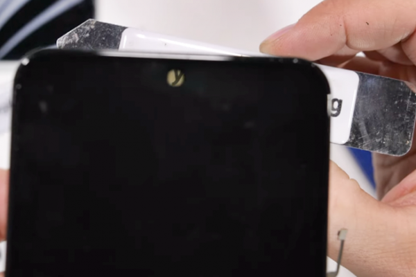 ZTE Axon 20 5G primeşte o disecţie care ne arată cum a fost integrată prima cameră sub ecran (Video)