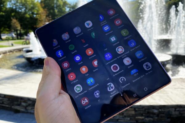 Samsung Galaxy Z Fold 2 5G: OS, UI, aplicaţii cu un multitasking foarte avansat, Flex Mode