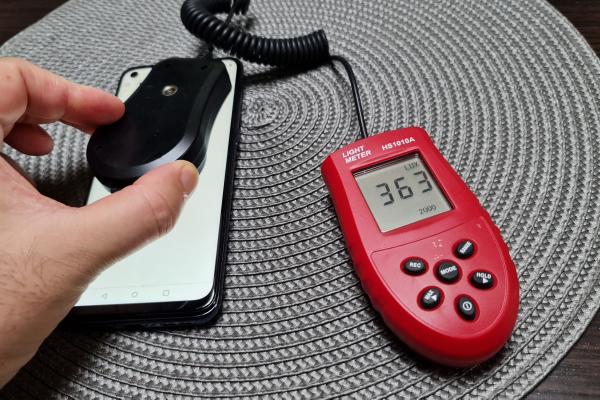 Luminozitate display OnePlus Nord N10 5G și ecranul văzut la microscop