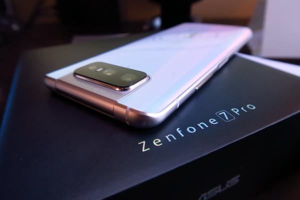ASUS ZenFone 7 Pro: Camera rotativă triplă are câte ceva pentru fiecare