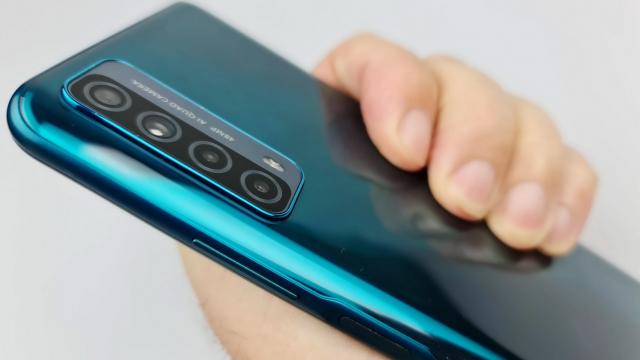 <b>Huawei P smart 2021: Cameră bună de Night Mode şi filmare selfie</b>Huawei P Smart 2021 vine cu o cameră frontală de 8 megapixeli, cu deschidere F/2.0 şi o cameră quad în spate cu senzor principal de 48 MP. Este un senzor cu tehnologie Quad Bayer, care combină 4 pixeli în 1, are focală de 26 mm şi deschidere F/1.8.