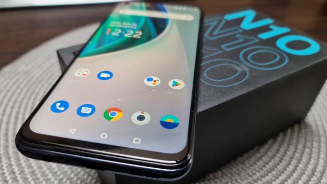 <b>OnePlus Nord N10 5G: Hardware de Nord Light, cu unele plusuri totuşi</b>OnePlus Nord N10 5G este un soi de OnePluS Nord Liţe şi o încercare a celor de la OnePlus de a coborî în zona de buget a pieţei. Chiar dacă "buget" în acest caz încă înseamnă un telefon 5G de 1700 lei. A se remarca faptul că ecranul IPS LCD de 6.49 inch e