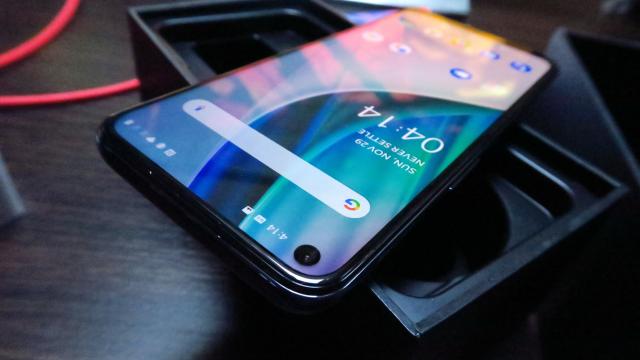 <b>OnePlus Nord N10 5G: Conectivitate de telefon mai scump</b>OnePlus Nord N10 5G este un telefon 5G, cel mai ieftin telefon 5G vândut de OnePlus aş adăuga. "Ieftin" după standardele sale, pentru că de Black Friday am văzut şi telefoane pe la cota de 1000-1100 lei cu 5G. Acest handset aduce suport 4G LTE şi 5G..