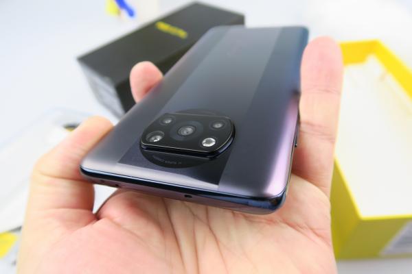 POCO X3 Pro Unboxing: Telefonul pentru gameri cu procesor Snapdragon 860, corp masiv cu imprimeu de maşini de curse