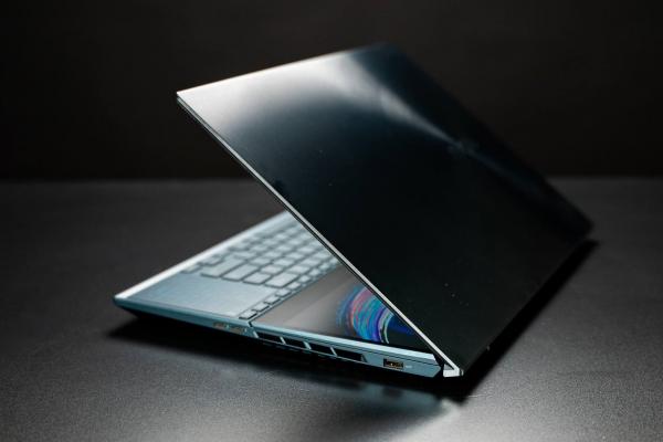Prezentare ASUS ZenBook Pro Duo 15 OLED UX582: Un laptop ultraportabil cu două display-uri, procesor Intel Core i9 și grafică RTX