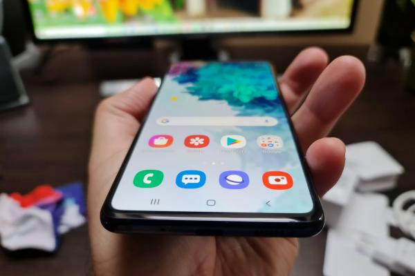 Samsung Galaxy S20 FE 5G: OS, UI, aplicaţii cu 3 ani de actualizări, experienţă clasică One UI 2.5
