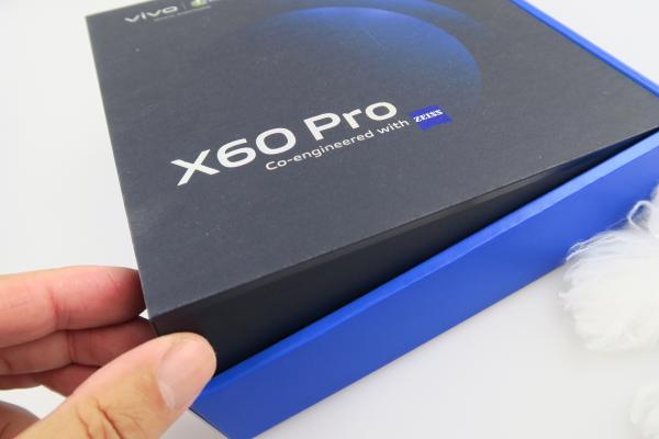 vivo X60 Pro Unboxing: telefonul oficial EURO 2020 aduce un gimbal generaţia 2.0, optică Zeiss (Video)