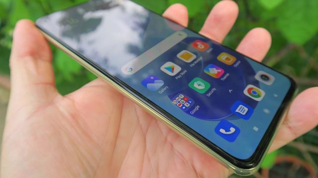 <b>Xiaomi Mi 11 Lite 5G: Display-ul anului 2021 până acum pe telefoane midrange</b>Xiaomi Mi 10 Lite 5G a avut un ecran excelent şi am ajuns să ne aşteptăm numai la lucruri bune la acest capitol de la un telefon cu "Xiaomi Mi" în nume. Nu este o excepţie aici, cu un Xiaomi Mi 11 Lite 5G care ni se prezintă la test cu un panou AMOLED