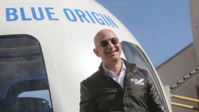 <b>Jeff Bezos, fostul CEO Amazon, va merge în spațiu cu New Shepard, prima rachetă pentru turism spațial dezvoltată de către propria companie, Blue Origin</b>După ce a renunțat la funcția de CEO Amazon, pare-că Jeff Bezos se dedică altor activități și afaceri. După o investiție puternică și de lungă durată în compania sa, Blue Origin, nava New Shepard, dedicată turismului spațial, este pregătită să susțină