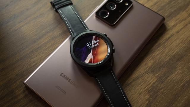 <b>Seria Samsung Galaxy Watch 4 a fost certificată 3C; Ceasurile vor fi livrate fără alimentator în cutie</b>Samsung a anunțat deja că noile sale purtabile vor rula Wear OS în viitor, renunțând la Tizen OS, propriul său sistem de operare. Din câte știm până acum, vor exista două noi serii, Galaxy Watch 4 și Watch 4 Active, ceasurile sosind în două dimensiuni și