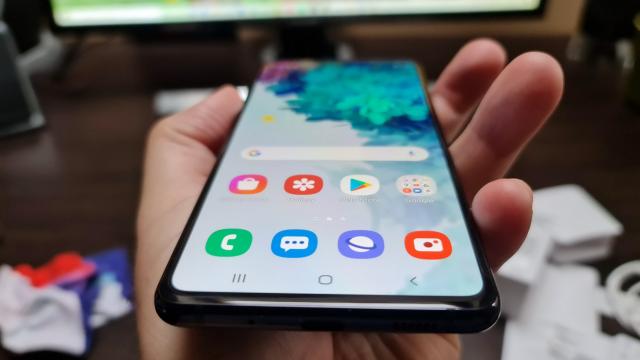 <b>Samsung Galaxy S20 FE 5G: OS, UI, aplicaţii cu 3 ani de actualizări, experienţă clasică One UI 2.5</b>Samsung Galaxy S20 FE 5G nu a venit la foarte mult timp după seria Galaxy Note 20, deci oferă cam aceeaşi experienţă software. Rulează One UI 2.5, aplicat peste Android 10 şi vine cu promisiunea a 3 actualizări software: Android 11, Android 12, Android 13