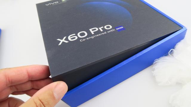 <b>vivo X60 Pro Unboxing: telefonul oficial EURO 2020 aduce un gimbal generaţia 2.0, optică Zeiss (Video)</b>A început numărătoarea inversă până la debutul lui UEFA EURO 2020, care este inaugurat de meciul Turcia - Italia pe 11 iunie, de la ora 22:00. De ce aducem vorba despre fotbal? Pentru că avem la test un telefon 