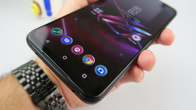 <b>ASUS ROG Phone 5 Pro: Acustică stereo, difuzoare simetrice, profiluri și setări avansate cu tehnologie Dirac HD</b>ASUS ROG Phone 5 Pro sosește cu difuzoare stereo, după cum era de așteptat pentru un flagship din 2021. Ambele sunt plasate frontal, unul jos și unul sus, iar telefonul are chiar și jack audio de 3.5 mm pentru căști. Destul de important în cazul în care