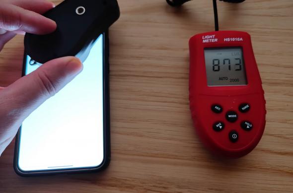 Luminozitate display Samsung Galaxy S22+ și ecranul văzut la microscop: lux.jpg