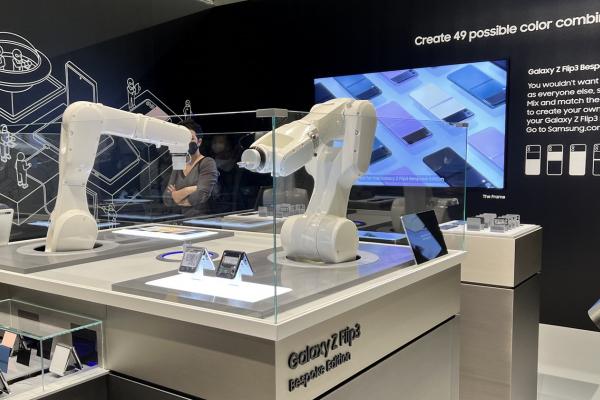 MWC 2022: Samsung folosește roboți la standul său din Barcelona pentru a exemplifica procesul de customizare a lui Galaxy Z Flip3 Bespoke Edition (Video)