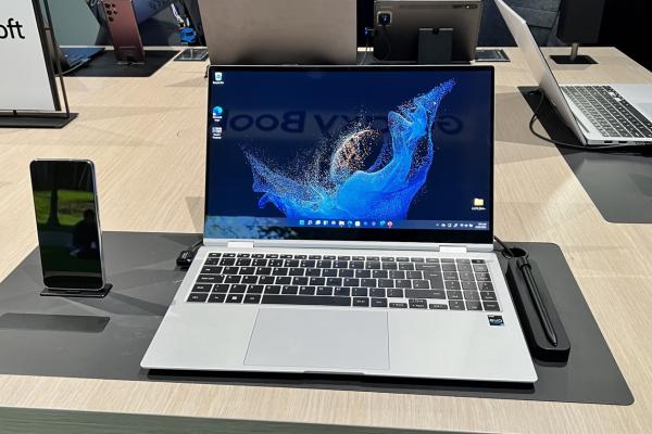 MWC 2022: Samsung Galaxy Book2 Pro 360 hands on - laptop convertibil cu stylus, procesor Intel Core generaţia 12